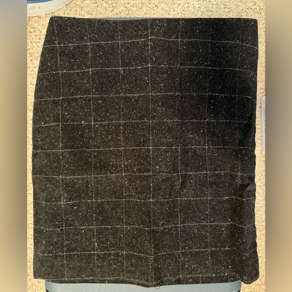 Banana Republic grey / white striped skirt